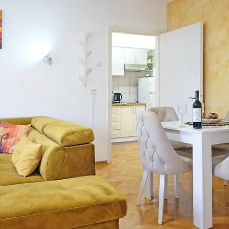 Safari Downtown Apartment *